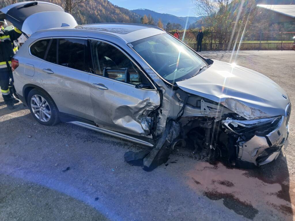 PKW mit LKW kollidiert